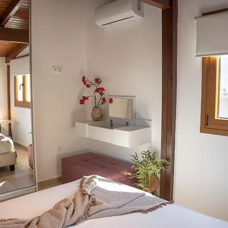 Apartment Michalis With Outdoor Jacuzzi
